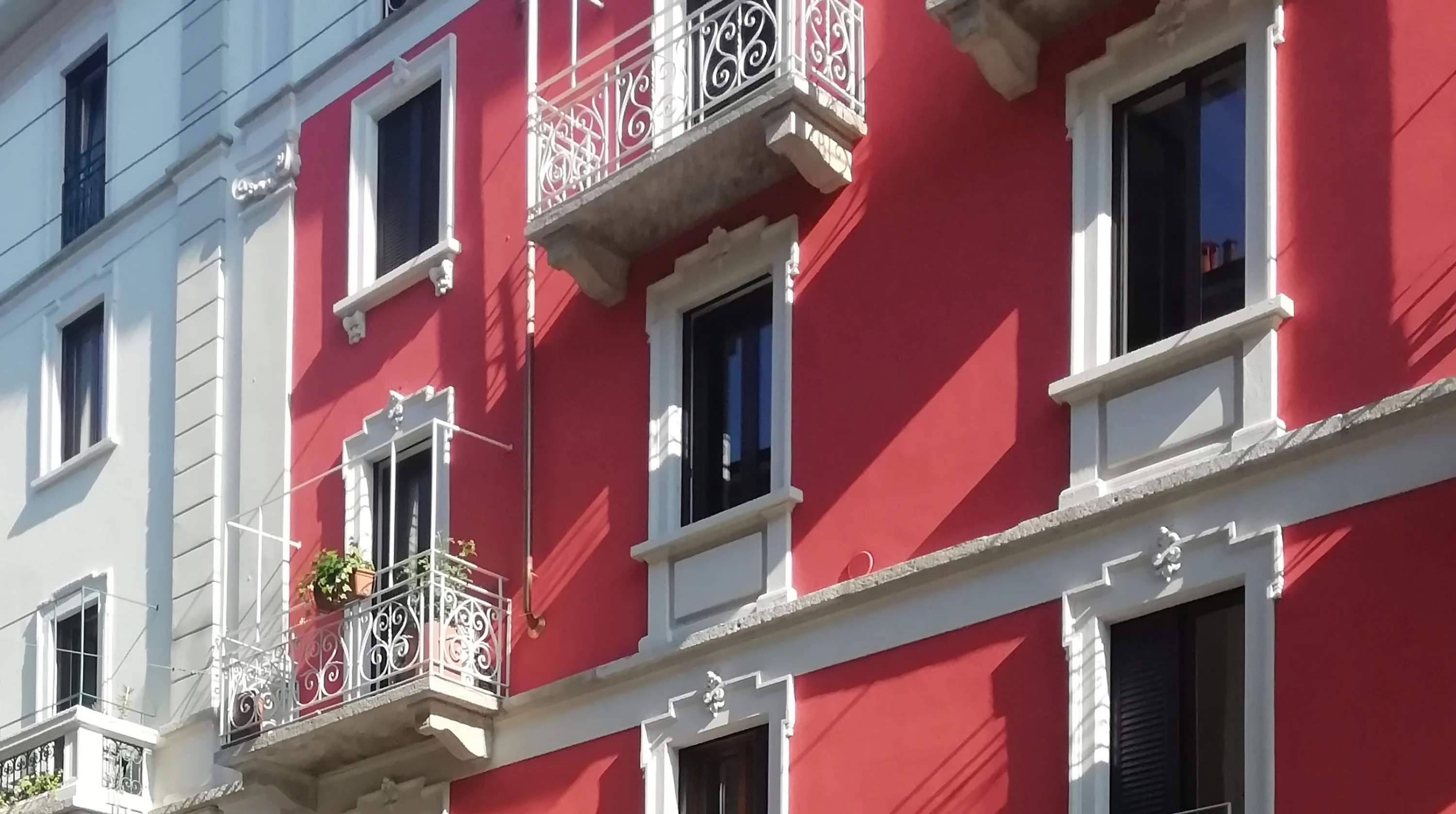 Riqualificazione della facciata di un palazzo milanese - Progetto di Giulio Fenyves - Arco Associati